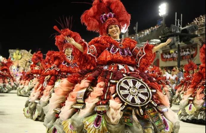 左扭扭右扭扭的抖音舞蹈,拉丁舞桑巴舞单人跳