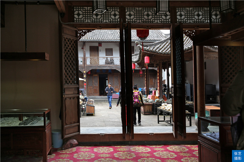 腾冲古镇旅游，游客花几千元买下翡翠赌石，一刀切下身价飙涨