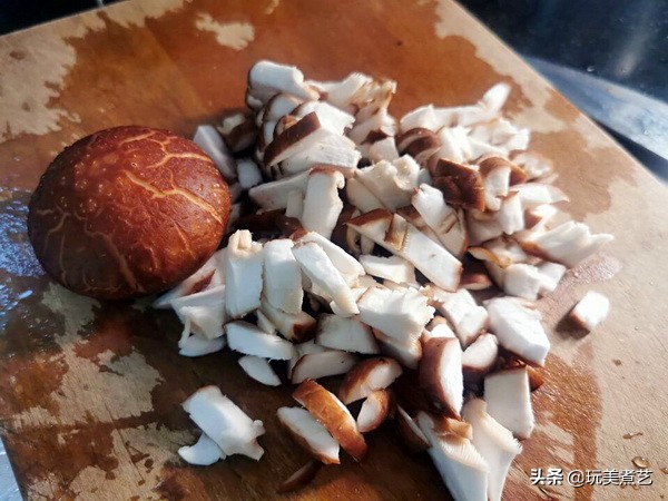 如何做出更美味的土豆香菇鸡,黄焖鸡加土豆香菇最下饭菜