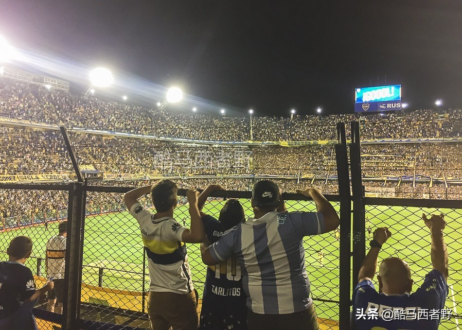 阿根廷球迷评价梅西马拉多纳,阿根廷人喜欢马拉多纳还是梅西