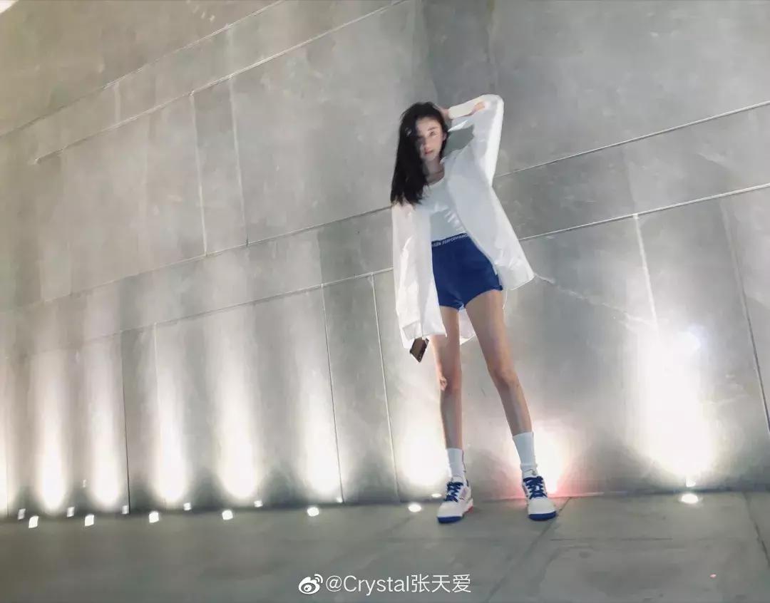 杨幂热巴穿的这些款式超出彩,杨幂热巴实力种草的牛仔外套