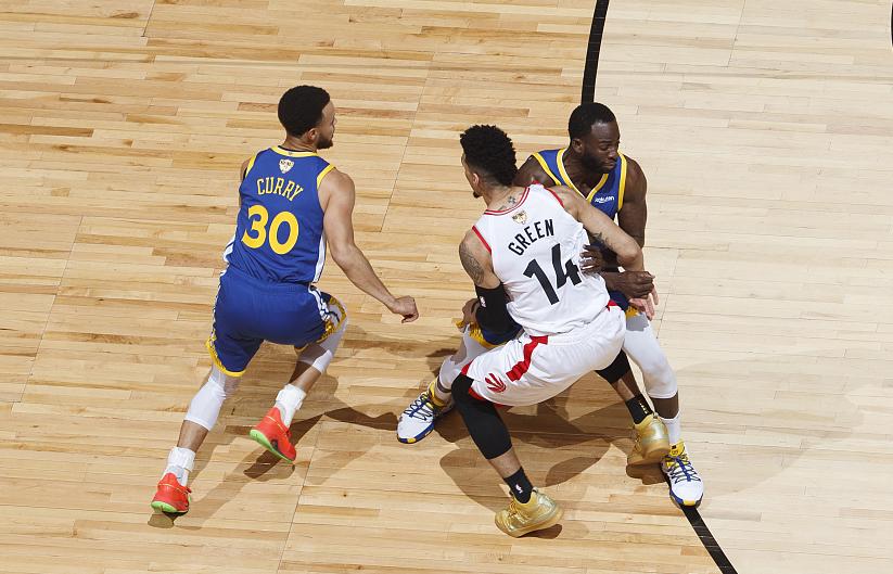 两悍将带伤请命出战G3！承认吧，勇士征服联盟的方式，不仅是实力