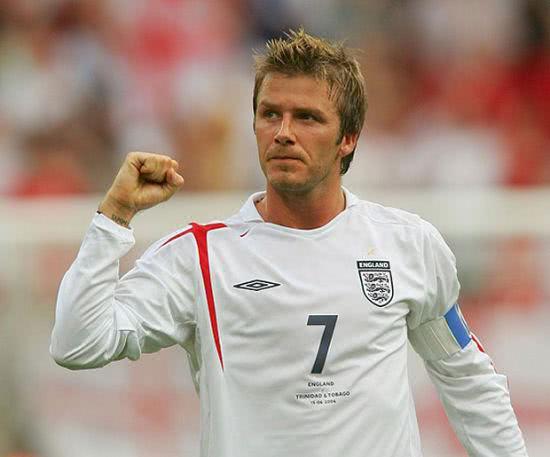 贝克汉姆光头滑跪庆祝,贝克汉姆剃光头后进球