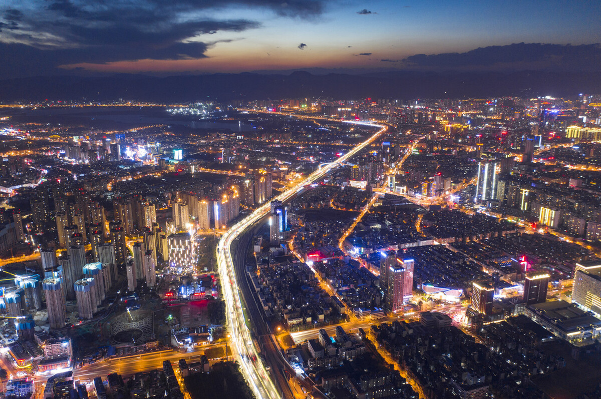 中国四大园林城市，绿化率最低40%，杭州排第三，苏州未入围