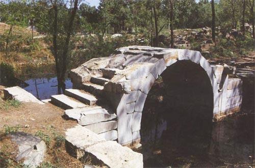 余晖映照出娇艳的晚霞,余晖映衬下美景