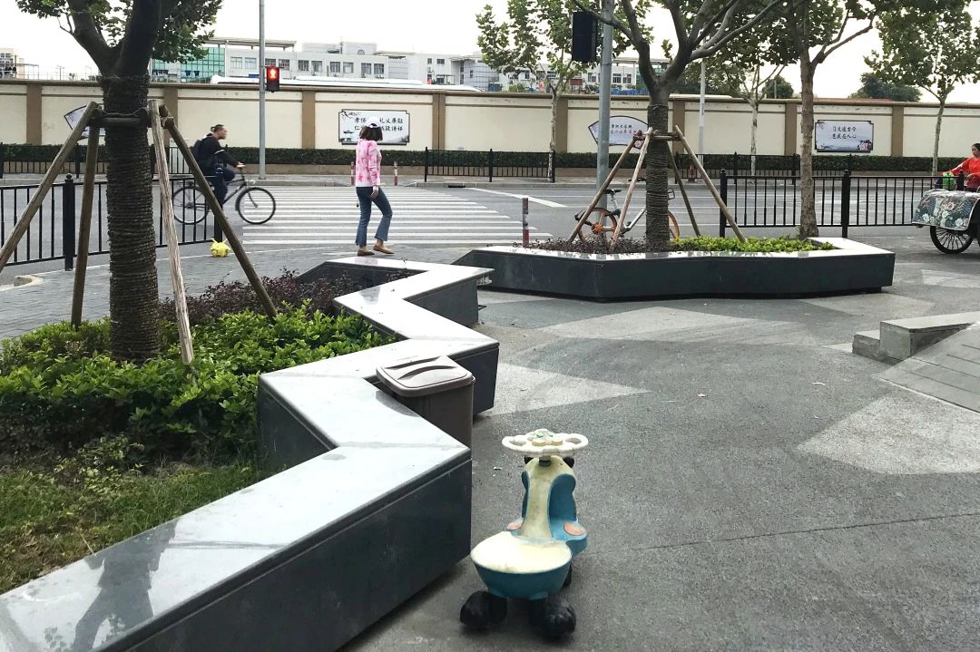 变美、变慢、变温柔,彭浦镇25条街集体宜人化是怎么做到的