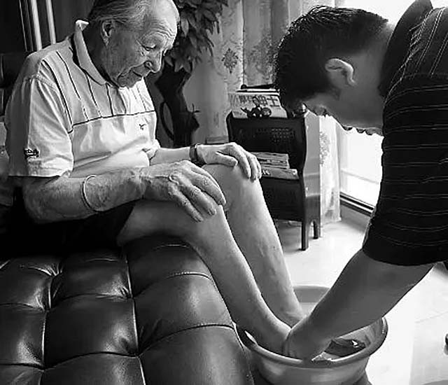 中国小伙为报答瑞士房东为其送终，2012年老人去世：想长眠于中国