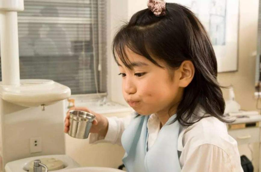 孩子只吃零食不吃饭的危害,孩子只爱吃零食家长该如何纠正