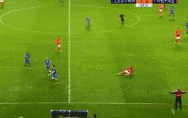 中超再现大规模冲突，裁判遭20余人包围，保安出动才能离场