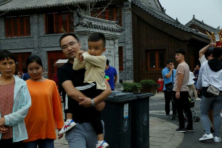 庆国庆出门扫街拍照，专门拍摄娃娃照片，展示洛阳休闲生活