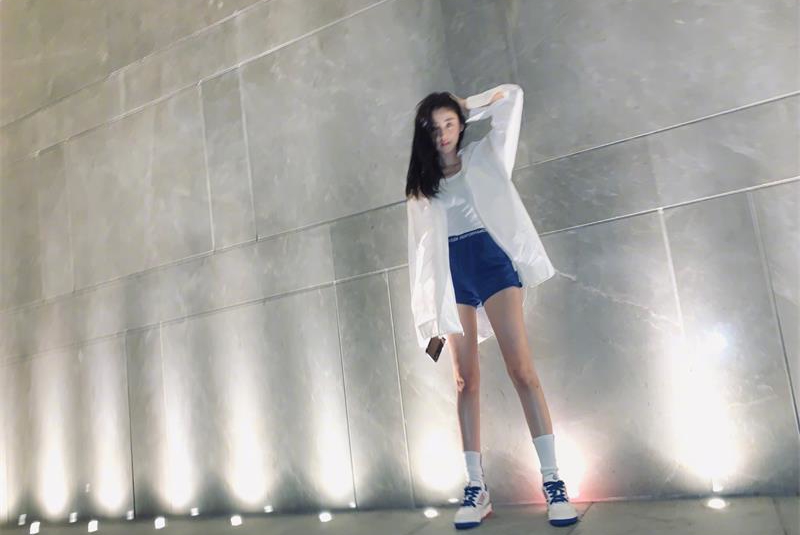 张天爱黄绿条纹袜子,张天爱分享足球袜穿搭秘籍