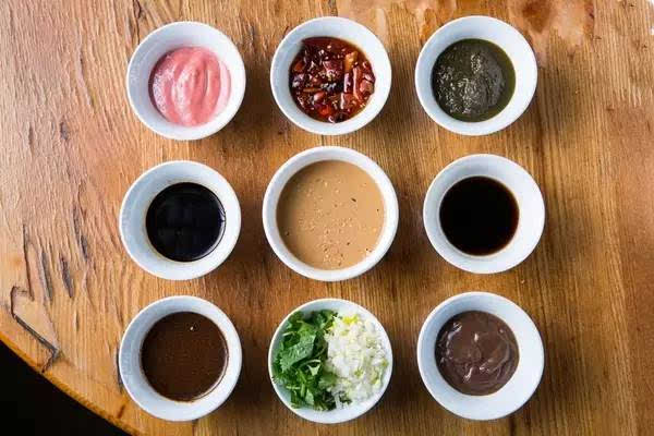 麻酱怎么调才能像火锅店一样好吃,海底捞火锅店里的麻酱怎么调