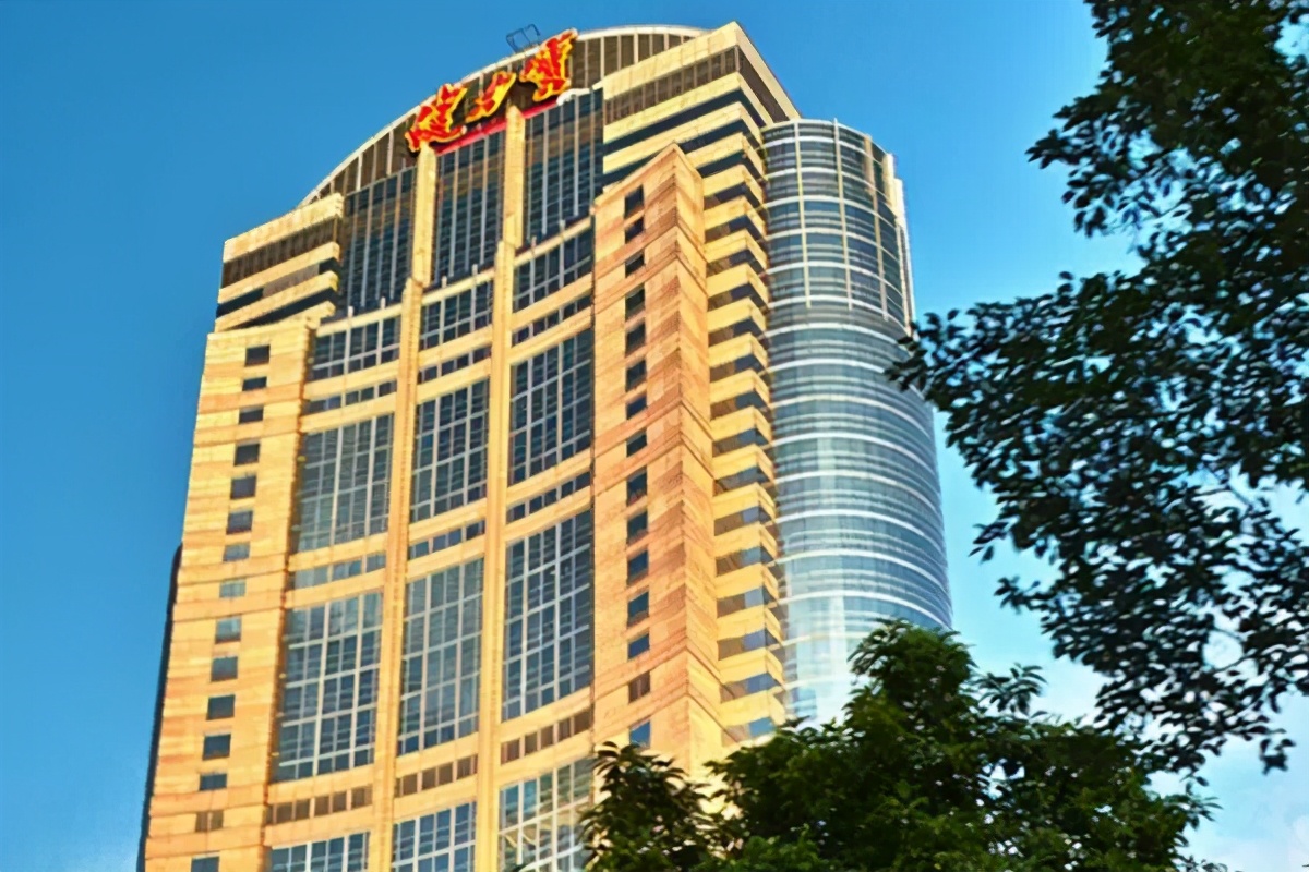 他是战争弃儿，在孤儿院长大，20年前却缔造中国第一的饮料品牌