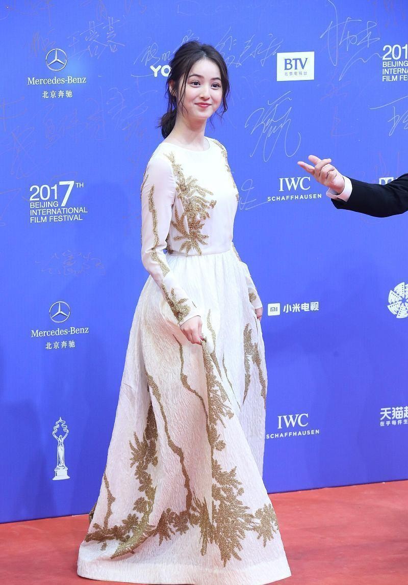 佐佐木希气质太纯了，33岁穿白裙好似偶像女主，看着挺温柔的