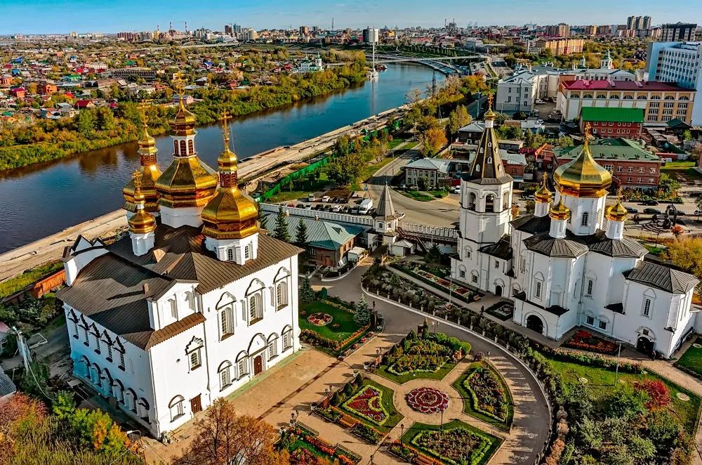 火车冒着黑烟呼啸而过,火车冒着浓烟从丛林出来