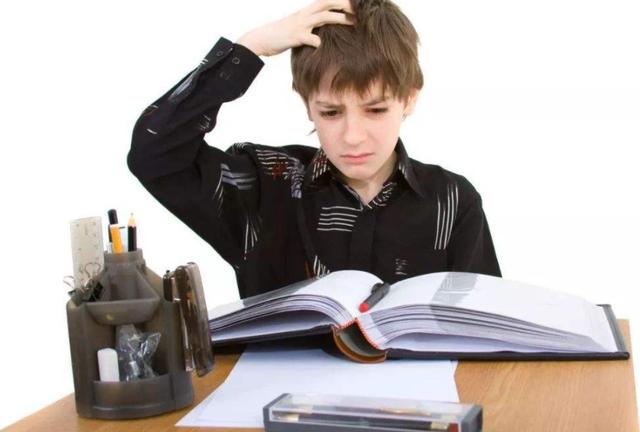 一写作业就哭闹的孩子该怎么教育,一写作业就睡觉的孩子咋办