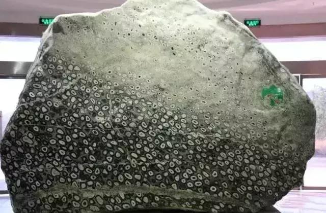 钻石的原石原来长这样,钻石的原石是特别的轻又硬