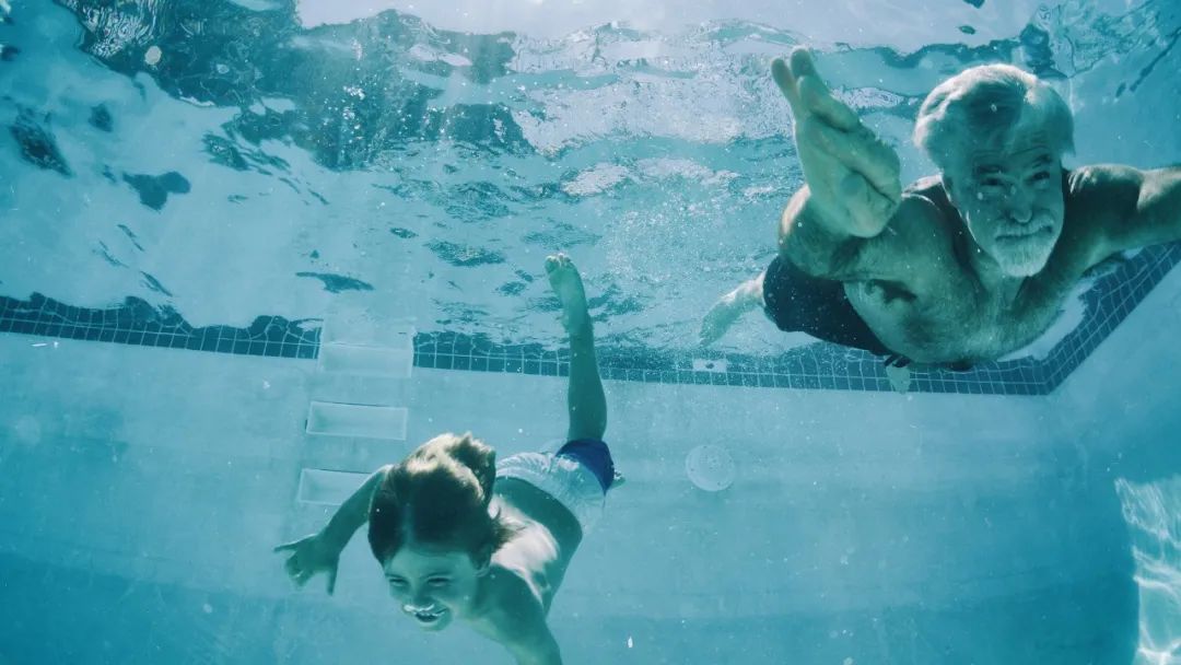 蟒蛇在厕所里不会被淹死吗,上厕所发现蛇钻进眼睛