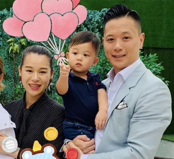 胡杏儿三胎生子公开一家人合影,41岁胡杏儿三胎得子视频