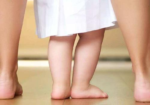 孩子老不爱穿袜子怎么回事,小孩不爱穿袜子爱光脚