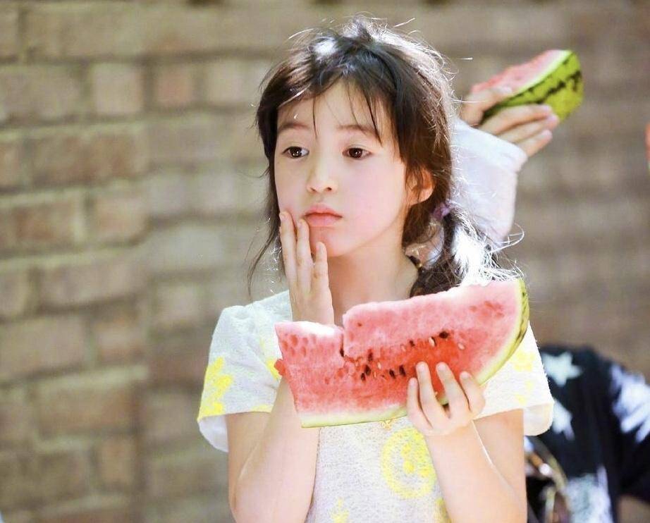 小泡芙第一次出席活动,小泡芙最新萌照曝光祖孙三代同框