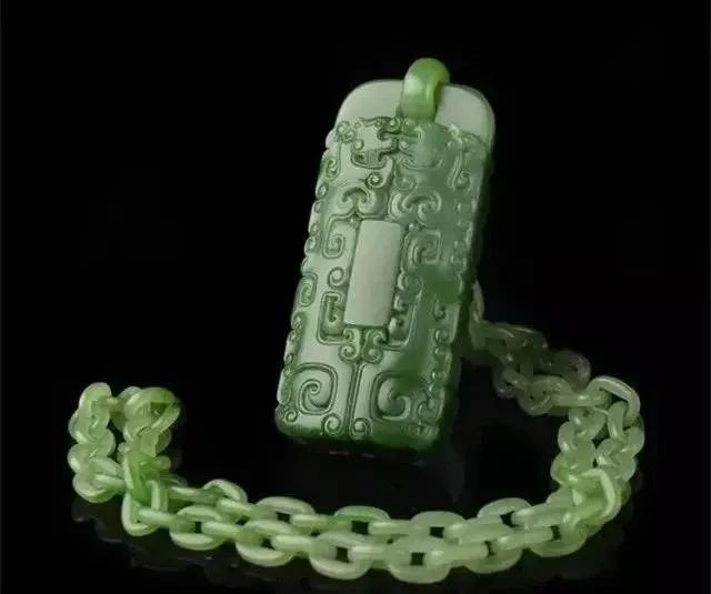 什么玉镯好养又养人,适合女生戴养人的玉镯