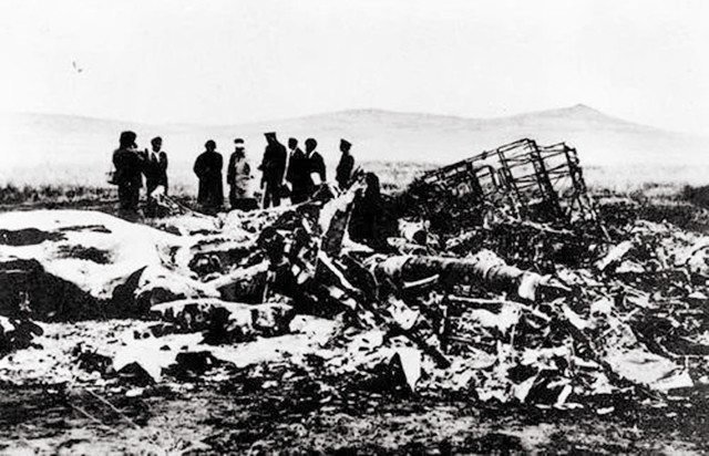 记者故意刁难周总理：为何要用美产钢笔？他的回答让记者羞愧