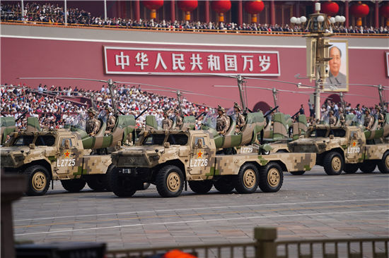 车牌号小细节泪目，穿越70年，来看开国大典背后的故事