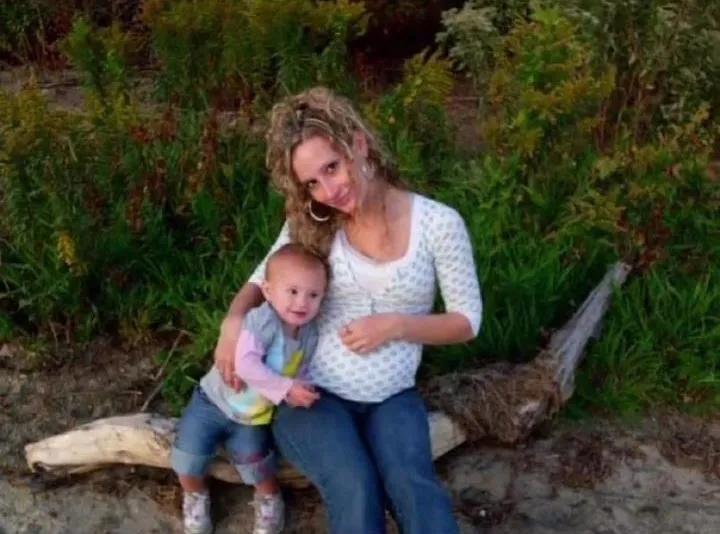 她21岁生娃,9年后牙齿掉光,卸妆惊呆网友:真实的自己最美