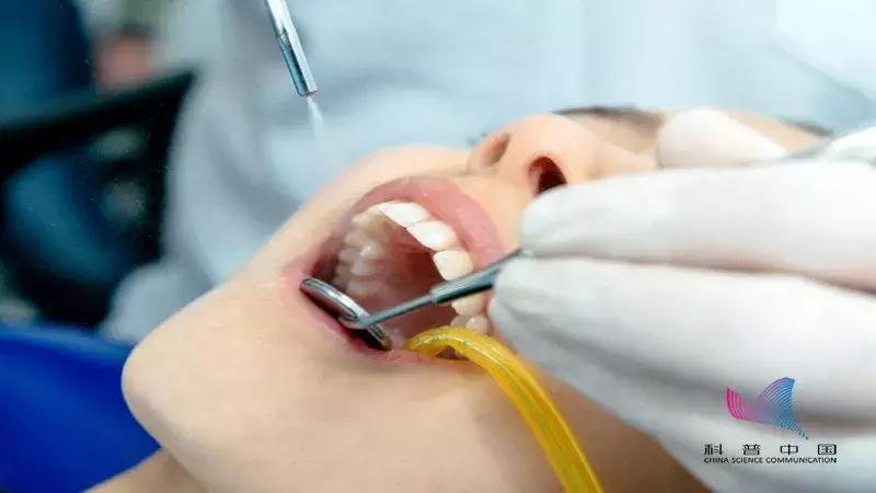 牙齿正面有小黑点千万不要忽视,不要小看牙齿的小黑点