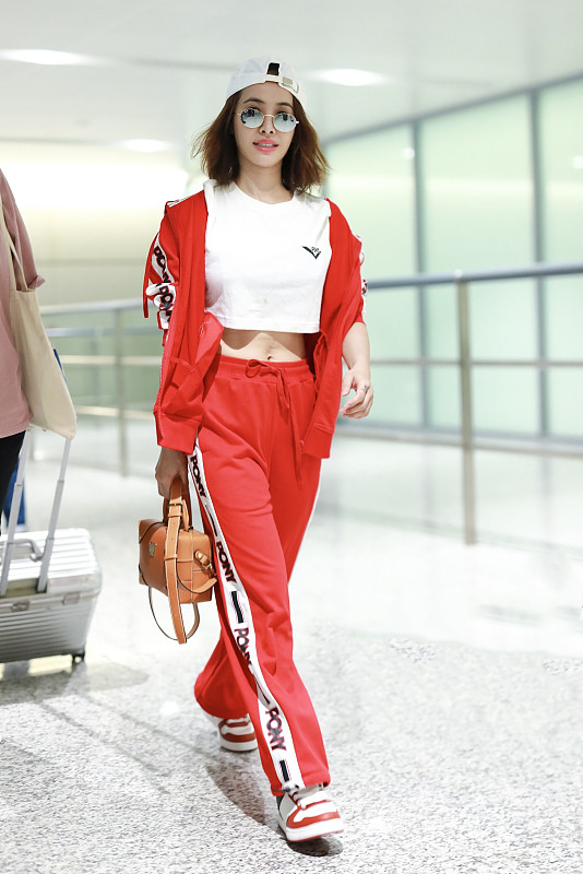 AJ鞋让众多明星转身当“潮男”！女星穿了比男性还man，醉了