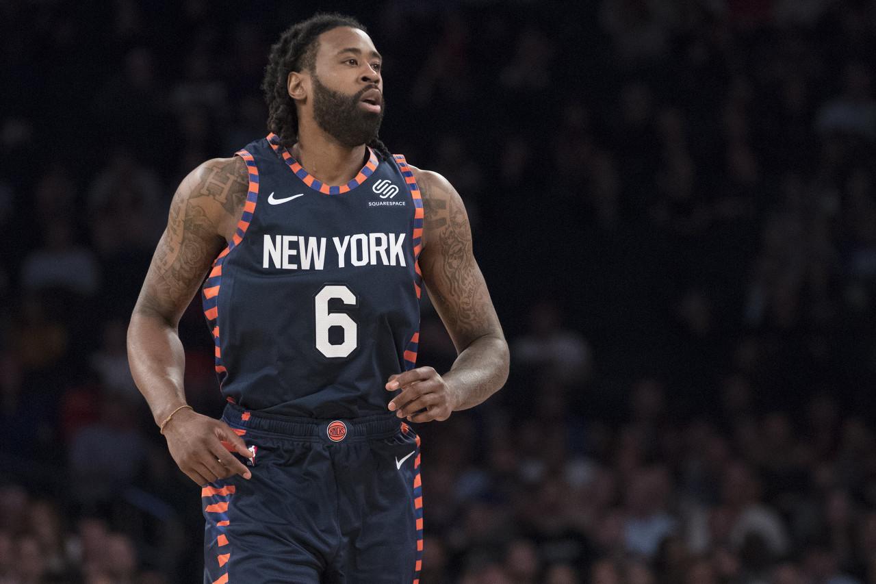 逗比!尼克斯两位2米1黑大汉替补席互掐大腿小乔丹熊二本尊无疑