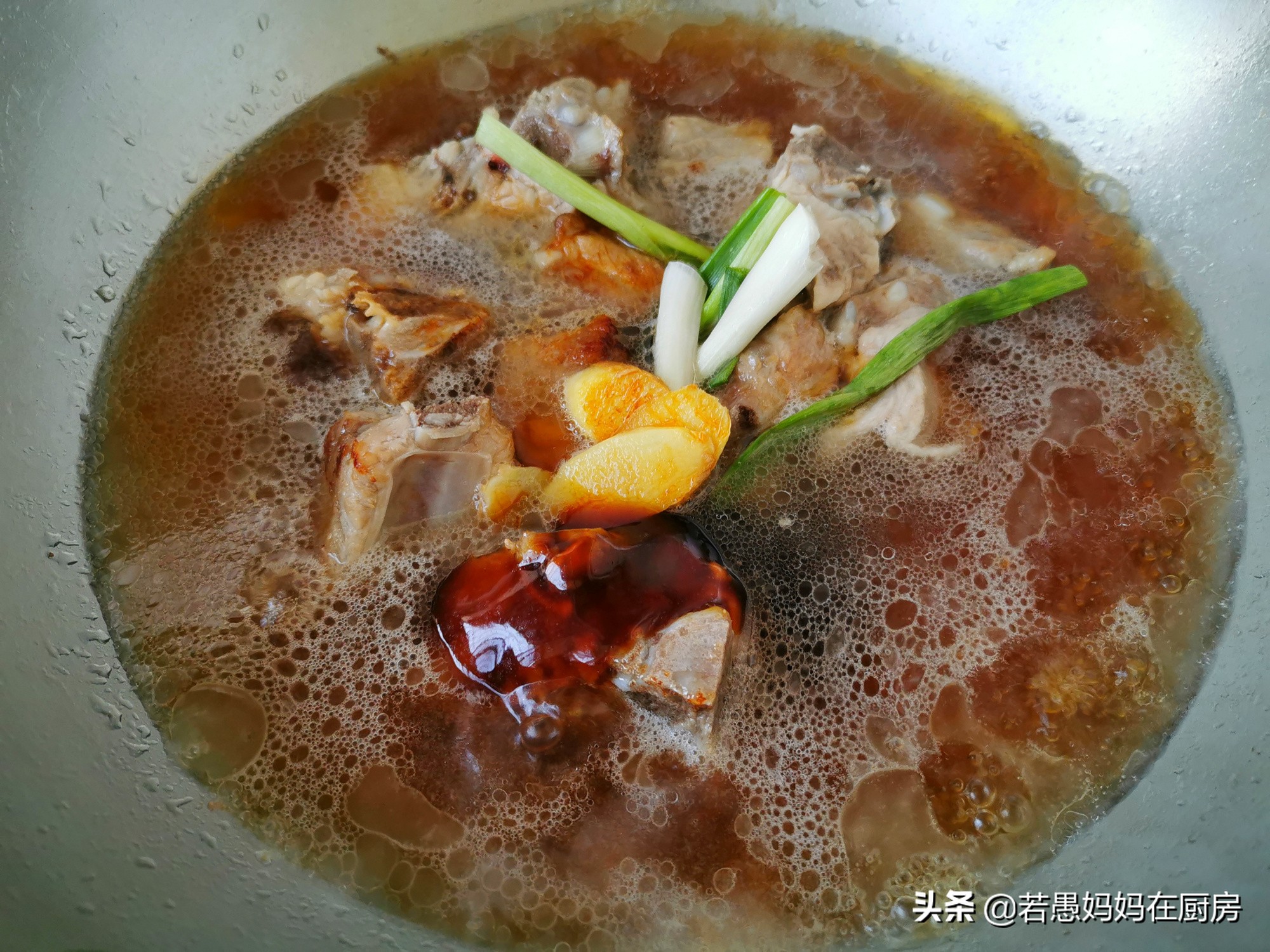 排骨焖饭怎么做有锅巴,排骨焖饭简单美味食材轻松准备