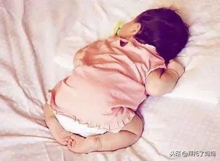 宝宝偏头睡觉怎么纠正最有效,一岁宝宝偏头睡觉如何矫正