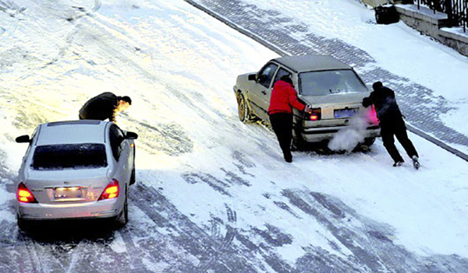 遇到雪天打滑怎么开车,雪天打滑打方向技巧