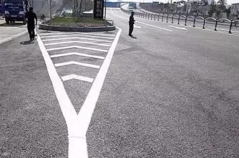 黄白虚线分不清小心你的驾驶证,这几种交通标志老司机都不会犯错