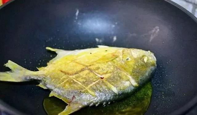 红烧白鲳鱼的家常做法简单又好吃,鲳鱼的做法大全家常红烧酸菜鱼