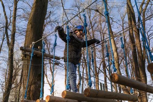 儿子误把502滴眼睛,宝妈反应迅速医生夸奖,但家长不能跟一辈子