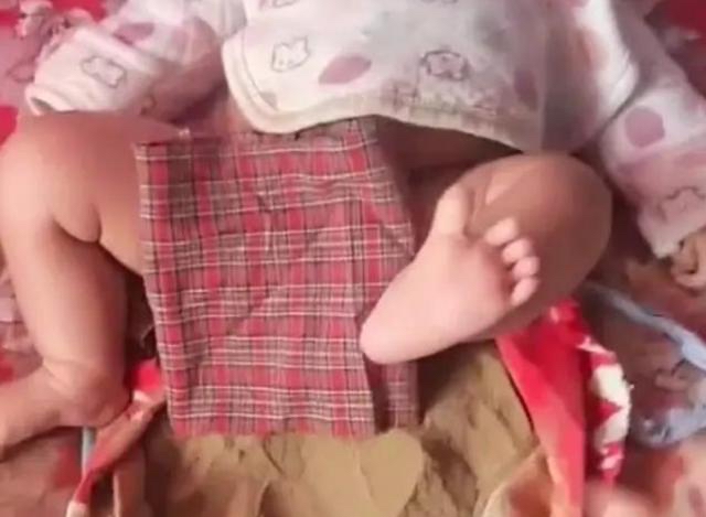 妈妈炫耀“自制纸尿裤”,网友看到之后怒了:没钱可以不生!