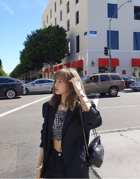 lisa慵懒风t恤加牛仔裤穿搭,lisa机场穿搭大衣牛仔裤