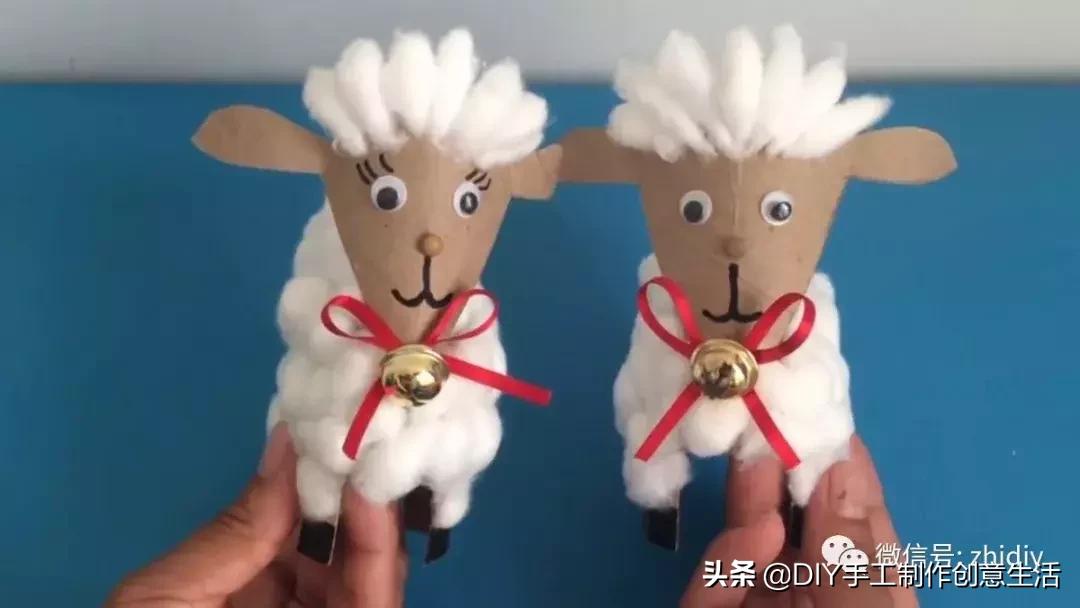 用白纸做个可爱的咩咩羊,用纸折一个可爱的小山羊