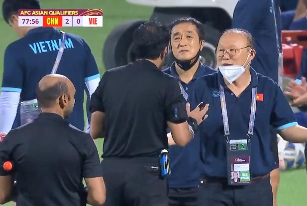 国足2球领先被追平,国足2-1逆转泰国武磊过人