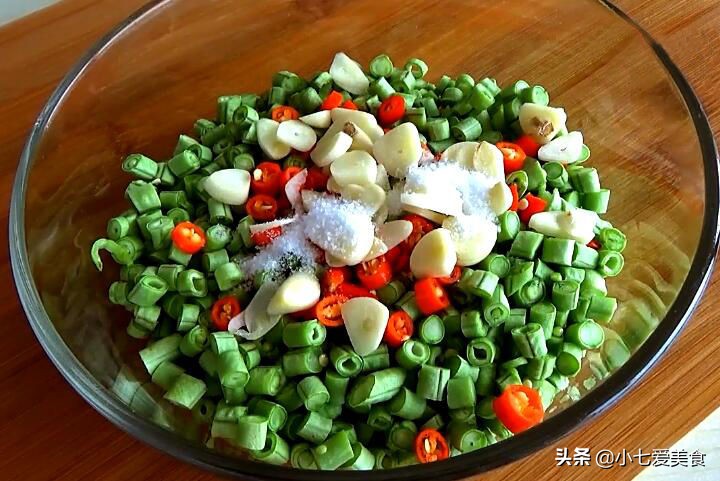 家庭版腌制酸辣豆角怎么腌,自己在家腌咸豆角怎么腌才好吃