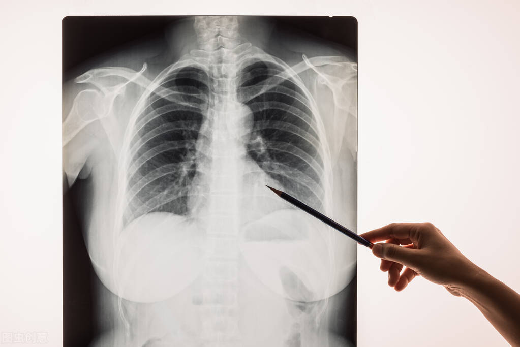 手术后感染要输液吗,手术后得肺炎该怎么治疗