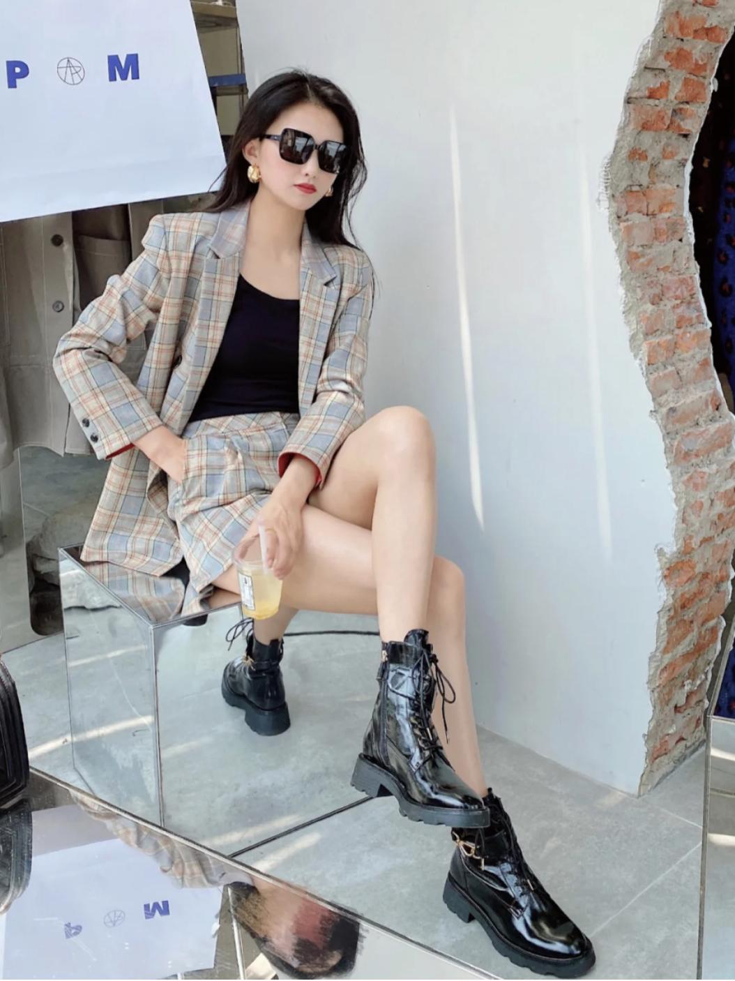 别再穿小白鞋了夏天适合穿凉鞋,高帮小白马丁靴鞋秋冬搭配