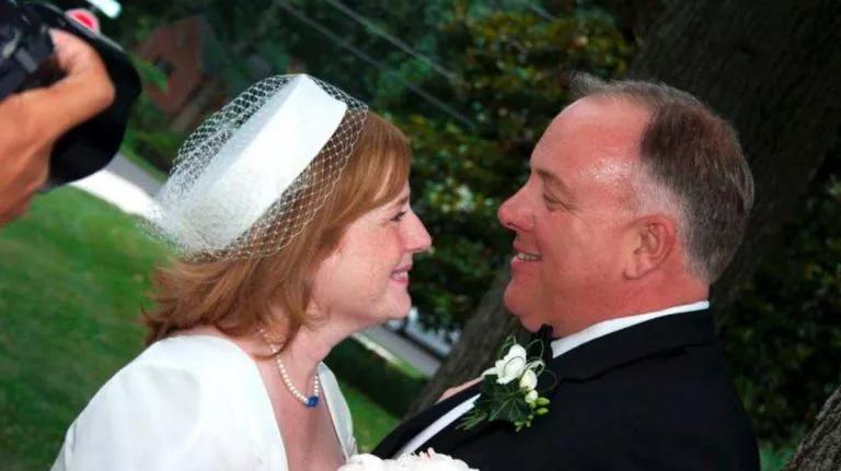 发现老婆跟初恋联系了怎么挽回,妻子和初恋一直保持联系说明什么