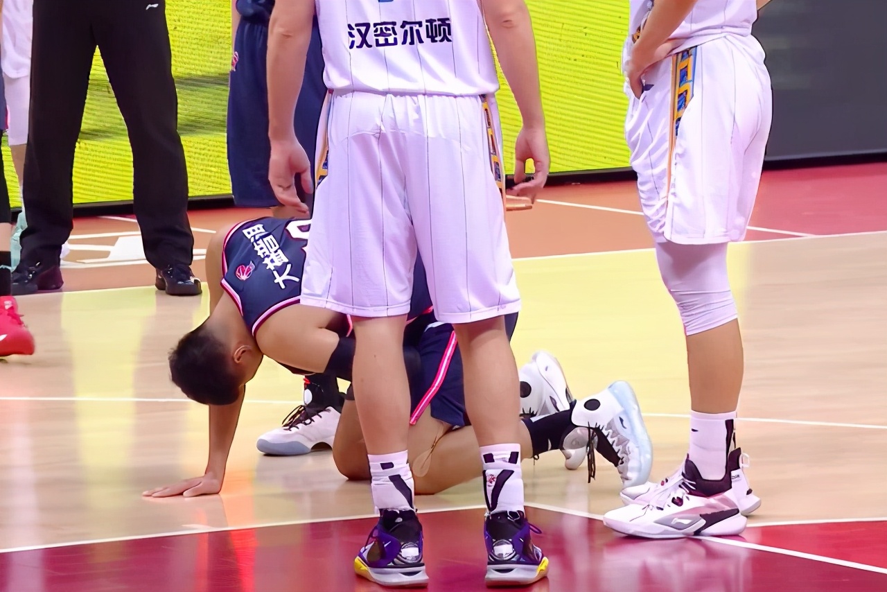 断子绝孙式犯规？刘晓宇连踢带顶，广东杜锋爱将捂着*处私**痛苦退场