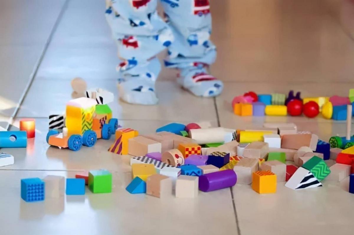 宝宝调皮扔东西怎么办,宝宝不如意就扔东西怎么办