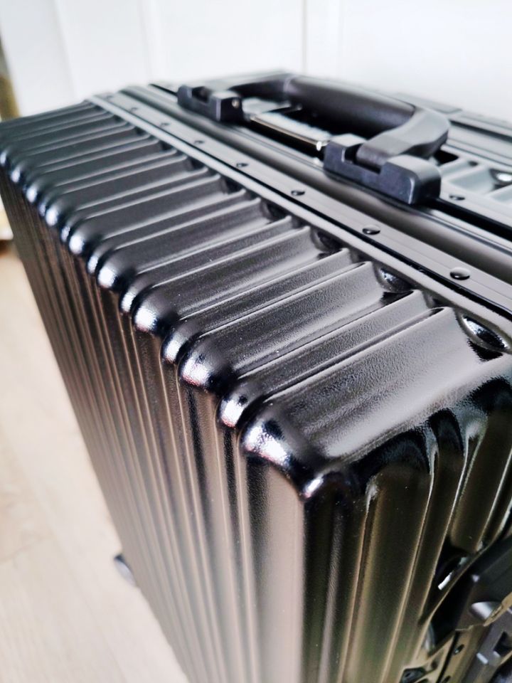 小型轻便指纹锁行李箱,便捷功能行李箱