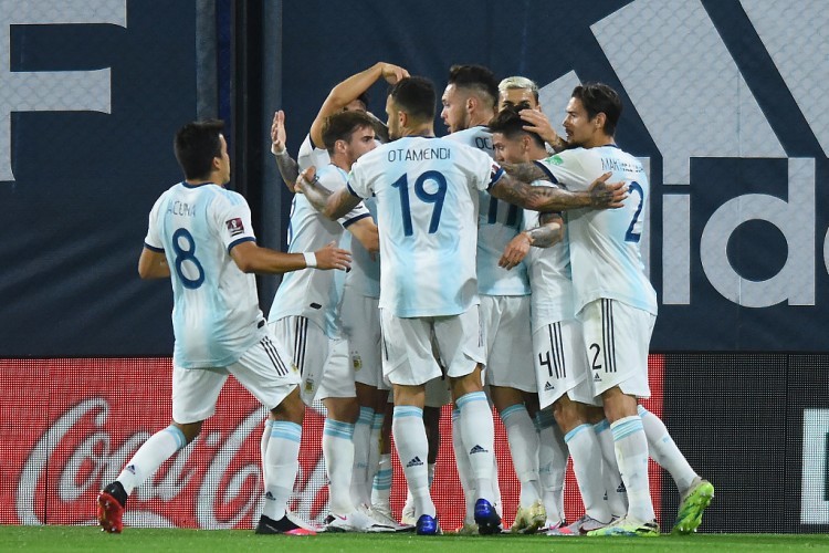 阿根廷球队磨合生疏，节奏脱节，但好在已经找到11号继承人